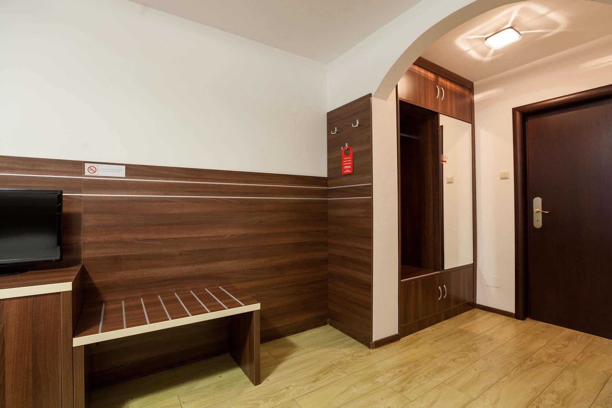 Hotel Nelisse Bucarest Extérieur photo